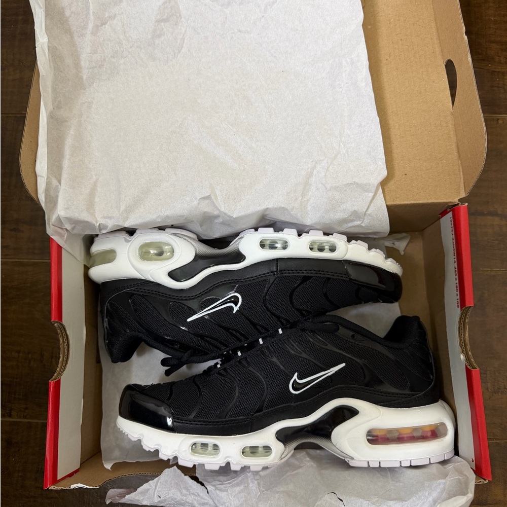 NEW with Box Nike Air Max Plus Women Shoes, Black and White, size 6W - Picture 7 of 8
